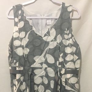 Robbie Bee Gray and White Floral Dress size 18